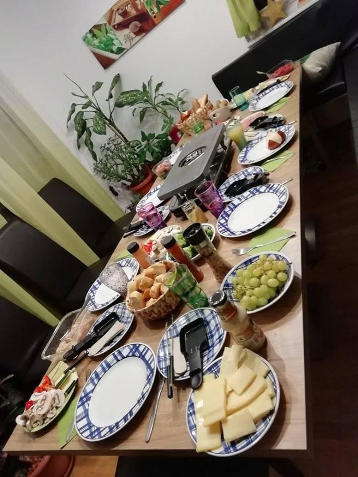 Esstisch mit Essen für das Raclette gedeckt